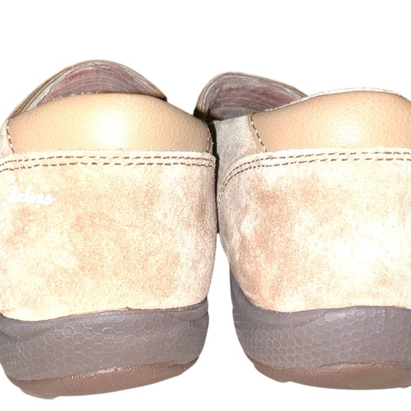 Skechers women’s Tan Slip-On Shoes. Practically new - Picture 7 of 9